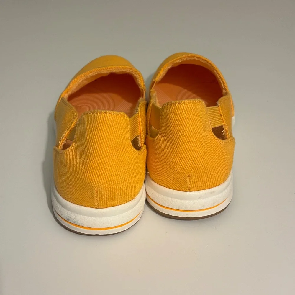 Clarks Cloudsteppers Womens 8.5 Textile Slip On Loafers Comfort Flats Yellow